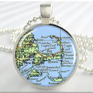Pendentif carte Cape Cod, breloque en résine, collier carte du Massachusetts, bijoux photo, argent rond, cadeau de moins de 20 ans, cadeau de voyage 429RS