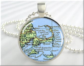 Collar con colgante del mapa de Cape Cod: dije de resina vintage de Massachusetts 429RS
