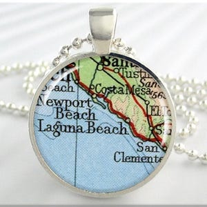 Pendentif carte Laguna Beach, breloque en résine, collier carte de la plage de Californie, bijoux photo, rond en argent, cadeau de moins de 20 ans, cadeau de voyage 716RS