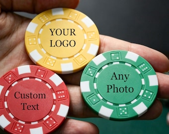 Puede incluir: Tres fichas de póquer redondas en colores amarillo, rojo y verde. Cada ficha presenta un borde blanco con patrones de dados. La ficha amarilla tiene el texto "YOUR LOGO", la roja "Custom Text" y la verde "Any Photo" impresos en ellas.