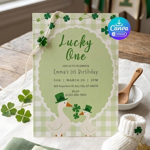 Puede incluir: Una invitación con temática del Día de San Patricio con el texto "Lucky One" y detalles del primer cumpleaños de Emma. El diseño presenta dos gansos con sombreros y tréboles, sobre un fondo a cuadros verde y blanco.