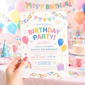 Può includere: Un invito rettangolare bianco per una festa di compleanno con illustrazioni colorate ad acquerello di festoni, palloncini, un arcobaleno e un pacco regalo. Il testo recita: You're invited to a birthday party, Olivia's 5th birthday, May 18, 2026.