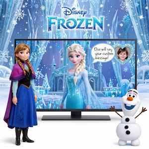 Puede incluir: Una exhibición de Disney Frozen con una muñeca de Anna con capa morada y vestido azul, una figura de Olaf y una pantalla que muestra a Elsa con el texto Elsa will say your custom message y un marco en forma de corazón con una foto de un niño.