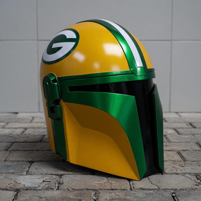 Pu&ograve; includere: Un casco personalizzato in stile Mandaloriano, verniciato in giallo con dettagli verdi e bianchi. Presenta un grande logo "G" bianco e verde sul lato e una visiera nera.