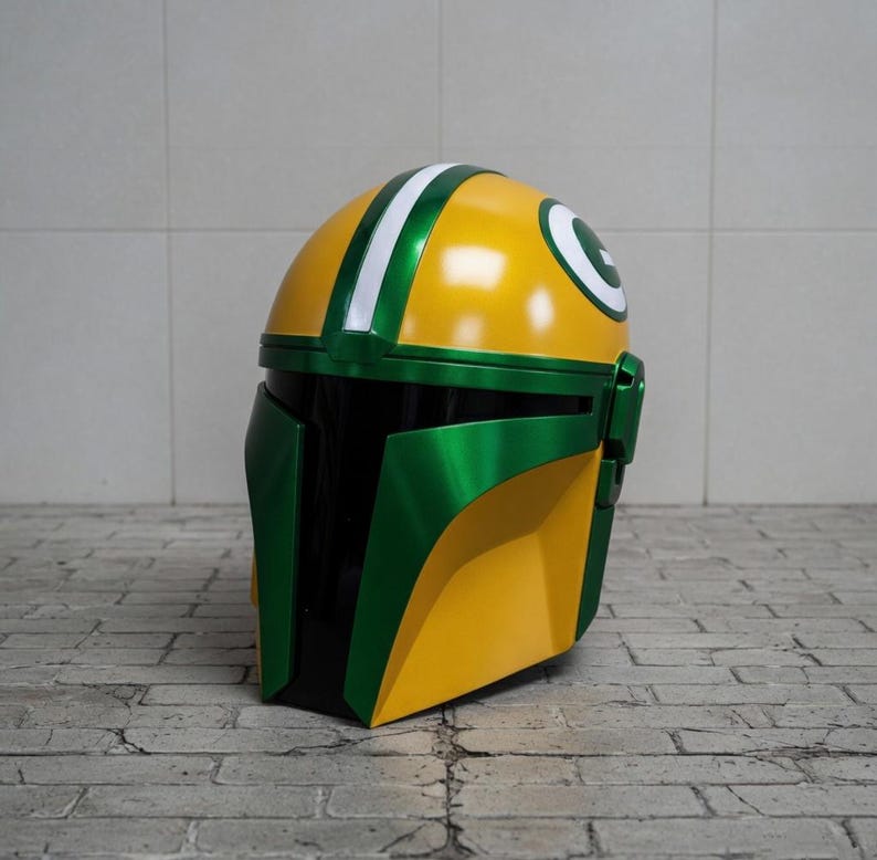 Pu&ograve; includere: Un casco personalizzato giallo e verde, con strisce bianche e un logo circolare. Il design del casco combina elementi di un casco Mandaloriano con i colori e il logo di una squadra di football americano.