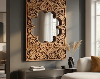 Puede incluir: Un espejo de pared rectangular con un marco de madera natural grueso que presenta intrincados patrones florales y de volutas cortados con láser en múltiples capas. El cristal central tiene forma de cuatrifolio, rodeado de relieves de madera tallada.
