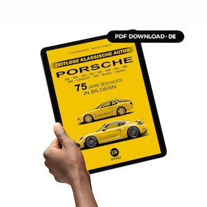以下が含まれることがあります： 「ZEITLOSE KLASSISCHE AUTOS PORSCHE」というタイトルと「75 JAHRE GESCHICHTE IN BILDERN」というテキストが書かれた本の表紙が映し出されたタブレット。表紙は黄色で、黄色のポルシェ車の画像が使われている。「PDF DOWNLOAD.DE」というテキストが右上にある。