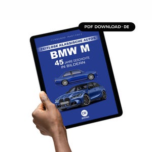 以下が含まれることがあります： 「BMW M」というタイトルと「45 Jahre Geschichte in Bildern」というテキストが書かれた本の表紙が映し出されたタブレット。表紙には2台の青いBMW車が描かれています。「PDF DOWNLOAD.DE」というテキストが右上隅にあります。