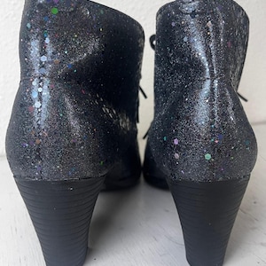 Stivali Clarks in pelle nera olografica glitterata, unici e personalizzati, taglia 8 immagine 5