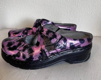 Mocassini slip-on unici e personalizzati con stampa leopardata rosa metallizzata, taglia 9 larga