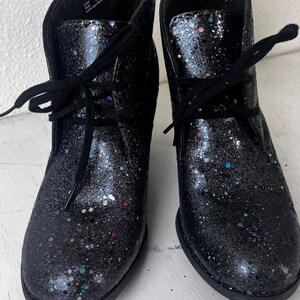 Stivali Clarks in pelle nera olografica glitterata, unici e personalizzati, taglia 8 immagine 4