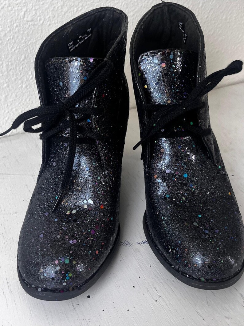 Stivali Clarks in pelle nera olografica glitterata, unici e personalizzati, taglia 8 immagine 4