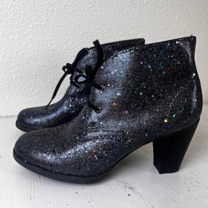 Stivali Clarks in pelle nera olografica glitterata, unici e personalizzati, taglia 8 immagine 1