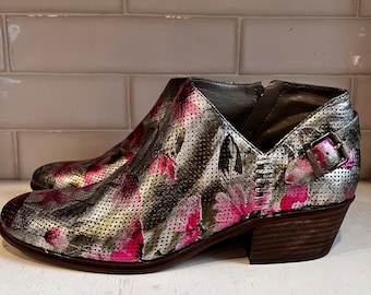 Einzigartige benutzerdefinierte Blumenfolie Vince Camuto Bootie Größe 12 upcycled überarbeitet