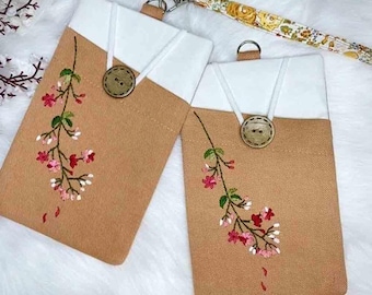 Funda para móvil bordada a mano, para llevar alrededor del cuello. Un regalo artesanal precioso y único.