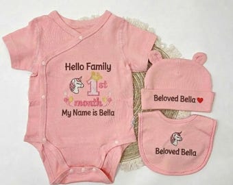 Regalo para el primer mes del bebé: conjunto de body de manga corta con nombre bordado para el bebé, que incluye gorro y babero, confeccionado en tela de algodón.