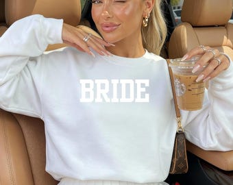 Sudadera de novia, regalo personalizado para la novia, manga con inicial en forma de corazón, regalo personalizado de compromiso, regalo único para despedida de soltera, sudadera para futura Sra.