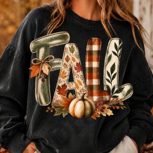 Könnte beinhalten: Ein schwarzes Sweatshirt mit Rundhalsausschnitt und dem Wort FALL in großen Buchstaben. Das F ist grün mit einer Bindfaden-Schleife und Blättern, das A hat ein buntes Blattmuster, das L ist orange-braun kariert und das zweite L zeigt grünes Blattwerk.