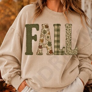 Könnte beinhalten: Ein beigefarbenes Sweatshirt mit Rundhalsausschnitt und dem Wort FALL auf der Brust. Jeder Buchstabe hat ein eigenes Muster: Das F ist einfarbig olivgrün, das A hat einen Blattdruck, das L ein grünes Karomuster und das L ein Blattrebenmuster.