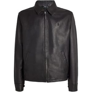 Puede incluir: Chaqueta de cuero negra con cuello y cierre de cremallera frontal. Presenta un pequeño logotipo bordado en el pecho. La chaqueta tiene mangas largas y dos bolsillos laterales.