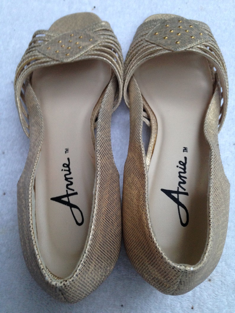 Vintage New Condition Annie Gold Open Toe Heels Shoes 7W