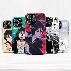 Op de afbeelding: Een verzameling telefoonhoesjes met anime-personages. De hoesjes tonen dynamische karakterillustraties in levendige kleuren. Ze zijn ontworpen om op een smartphone te passen en bieden bescherming met een aantrekkelijk ontwerp.