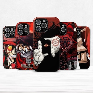 Pode incluir: Cinco capas de telemóvel com ilustrações em estilo anime, principalmente em vermelho, preto e branco. Os designs apresentam personagens e elementos gráficos. Algumas capas têm o texto "HELLSING".