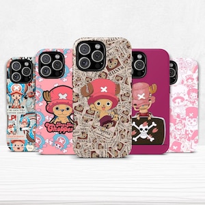 以下が含まれることがあります： アニメ「ワンピース」のキャラクター、トニートニー・チョッパーが描かれた5つのスマホケース。チョッパーのイラスト、手配書、ピンクの背景など、様々なデザインが施されています。ケースは光沢のある仕上がりです。