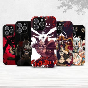 Puede incluir: Una colección de cinco fundas para teléfono con ilustraciones de estilo anime. Las fundas muestran personajes en poses dinámicas con colores llamativos, incluyendo rojo, negro y blanco. Cada funda tiene un diseño único, con texto y elementos gráficos.
