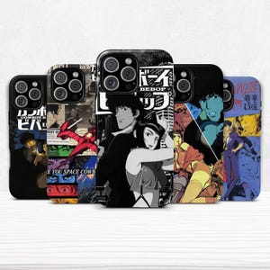 Op de afbeelding: Vijf telefoonhoesjes met illustraties in anime-stijl. De hoesjes tonen personages en scènes in een mix van zwart, wit en levendige kleuren. Japanse tekst en Engelse zinnen zijn zichtbaar.