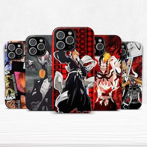 Op de afbeelding: Een verzameling van vijf telefoonhoesjes met anime-stijl illustraties. De hoesjes tonen verschillende personages in dynamische poses, met een kleurenpalet dat wordt gedomineerd door zwart, rood en wit. De hoesjes zijn ontworpen voor een smartphone.