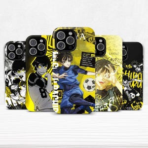 以下が含まれることがあります： アニメスタイルのサッカー選手イラストが特徴のスマホケースのコレクション。ケースは、黄色と黒の配色とテキスト要素を備えた様々なデザインを展示しています。スマートフォン向けに設計されています。