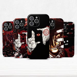 Pode incluir: Uma coleção de capas de telemóvel com ilustrações em estilo anime. As capas exibem imagens de mãos, olhos e outros gráficos em vermelho, preto e branco. As capas são projetadas para caber em vários modelos de telemóveis.