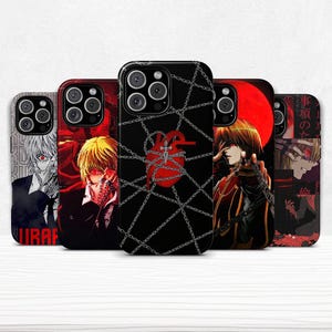 Puede incluir: Una colección de cinco fundas para teléfono con ilustraciones de estilo anime. Las fundas muestran varios diseños de personajes en rojo, negro y blanco, con motivos de cadenas y corazones. Diseñadas para un smartphone.