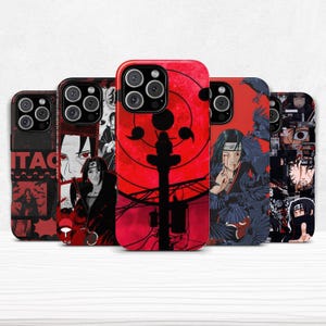 Op de afbeelding: Een verzameling van vijf telefoonhoesjes met illustraties in anime-stijl. De hoesjes tonen verschillende ontwerpen, waaronder een rood-zwart thema met een groot oogsymbool, karakterportretten en het woord "ITACHI".