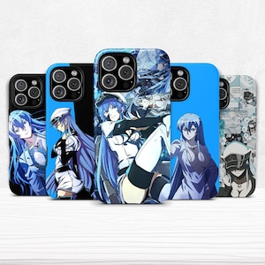 Op de afbeelding: Een verzameling telefoonhoesjes met anime-achtige illustraties van een vrouw met lang blauw haar. De hoesjes hebben verschillende ontwerpen, waaronder portretten en actieposes, met een blauw en zwart kleurenschema.