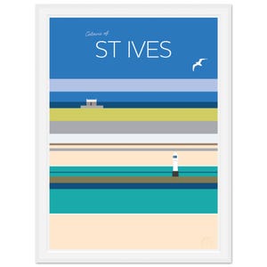 Op de afbeelding: Een ingelijste kunstafdruk met een minimalistisch landschap van St Ives. Het kunstwerk gebruikt horizontale kleurstroken om de zee, de lucht en het strand weer te geven. De woorden "Colours of ST IVES" staan bovenaan, met een meeuw grafisch.