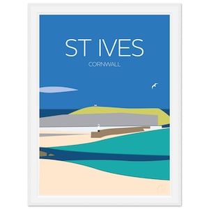 Op de afbeelding: Een ingelijste kunstprint met een minimalistische illustratie van St Ives, Cornwall. Het kunstwerk toont een kustlandschap met een blauwe lucht, turquoise water en een zandstrand. De tekst "ST IVES CORNWALL" is in het wit weergegeven.