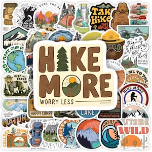 Könnte beinhalten: Eine Sammlung von Aufklebern zum Thema Outdoor mit verschiedenen Designs. Die Aufkleber zeigen Illustrationen von Bergen, Wäldern, Campingausrüstung und Sätzen wie "Hike More, Worry Less" und "Take a Hike, Not Drugs". Die Farbpalette umfasst Braun-, Grün-, Orange- und Blautöne.