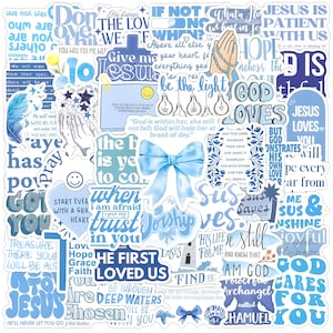 Könnte beinhalten: Eine Sammlung von blau-weißen Aufklebern mit religiösen Zitaten und Illustrationen. Die Aufkleber zeigen Sätze wie "Gott liebt" und "Jesus liebt dich" sowie Bilder einer Schleife, betender Hände und eines Kreuzes.