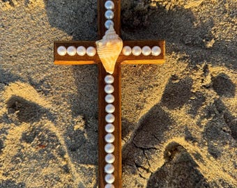 Croix perlée faite main avec coquillage | Décoration religieuse de plage côtière (7 po. H x 4,25 po. l)
