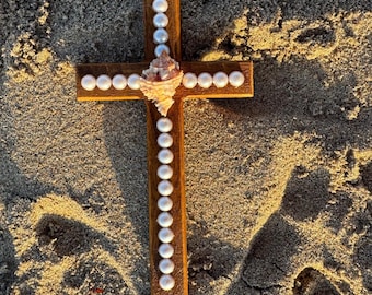 Croix de perles faite main avec coque texturée | Décoration murale Faith de plage côtière