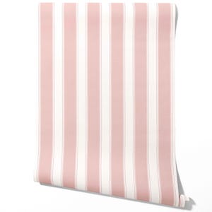 Peut inclure: Un rouleau de papier peint à rayures verticales. Le motif alterne des bandes larges rose pâle et blanches. Le papier est enroulé, révélant la répétition du motif. Idéal pour les projets de décoration intérieure.