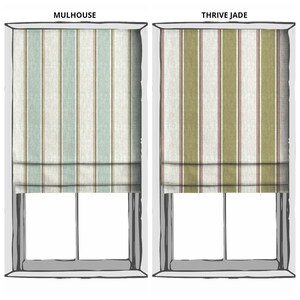Op de afbeelding: Twee raambekledingen met verticale strepen. De linker, met de naam "MULHOUSE", heeft strepen in blauw, beige en wit. De rechter, met de naam "THRIVE JADE", heeft strepen in groen, roze en wit.