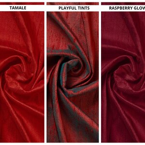 Peut inclure: Trois échantillons de tissu aux couleurs et textures variées. Le premier, « TAMALE », est d'un rouge profond. Le second, « PLAYFUL TINTS », présente un reflet rouge et sarcelle. Le troisième, « RASPBERRY GLOW », est d'un riche bordeaux.
