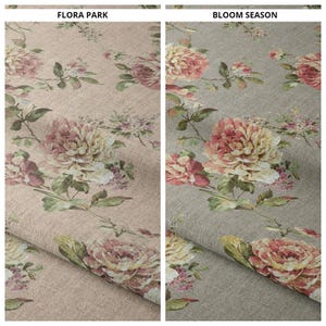 Op de afbeelding: Twee stofstalen met bloempatronen. Het linker staal is gelabeld "FLORA PARK" en heeft een beige achtergrond met roze, crème en groene bloemmotieven. Het rechter staal, gelabeld "BLOOM SEASON", heeft een grijze achtergrond met vergelijkbare bloemmotieven.
