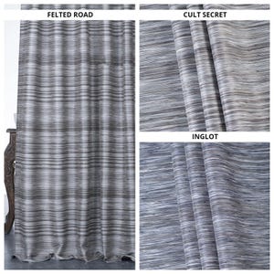 Op de afbeelding: Een grijs en wit gestreept gordijn met de tekst "FELTED ROAD" bovenaan. De stof heeft een getextureerde uitstraling. Extra afbeeldingen tonen close-ups van de stof met de tekst "CULT SECRET" en "INGLOT".