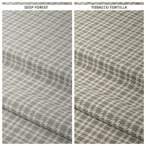 Pode incluir: Duas amostras de tecido, uma rotulada como "DEEP FOREST" e a outra "TOBACCO TORTILLA". Ambas apresentam um padrão de pata de galo em tons de cinza e bege. O tecido está dobrado, mostrando textura e profundidade. O padrão é um design clássico em pequena escala.