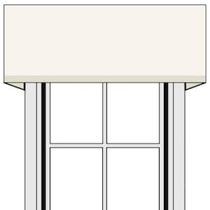 Op de afbeelding: Een op een plank gemonteerde moderne vlakke paneelvalance boven een raam met een wit kozijn en vier ruiten. De valance is een rechthoekig, gebroken wit stoffen paneel. De tekst BOARD MOUNTED MODERN FLAT PANEL VALANCE staat erboven.