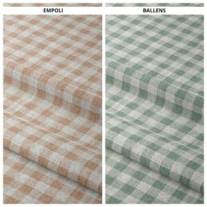 Op de afbeelding: Twee stofstalen met een ruitpatroon. Eén staal is bruin en wit, met het label "EMPOLI". De andere is groen en wit, met het label "BALLENS". De stof heeft een geweven textuur.